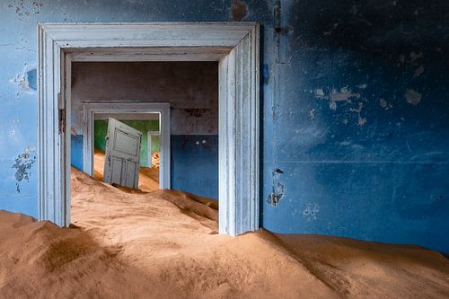 Maison dont la porte s'est détachée dans un sable de plusieurs mètres de haut - Kolmanskop, Namibie sur Martijn Smeets