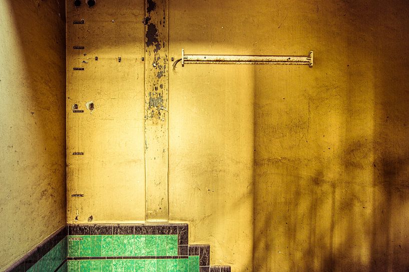 Oude verweerde muur in fabriekshal, Urbex van Lima Fotografie