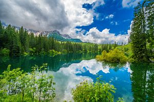 Der Karersee in den Dolomiten oder Karersee im Frühling