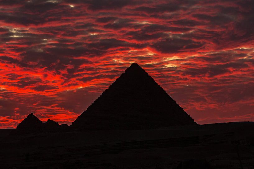 Dramatic sunset behind one of the 3 great Pyramids in Cairo - Egypt von Michiel Ton