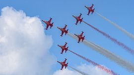 Die „Turkish Stars“ in Aktion bei der Flugshow in Bukarest. von Jaap van den Berg