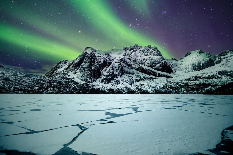 Noorderlicht bij Storvatnet Lofoten (Noorwegen) van Edwin van Wijk