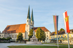Kapellenplatz im Wallfahrtsort Altötting, Morgenstimmung