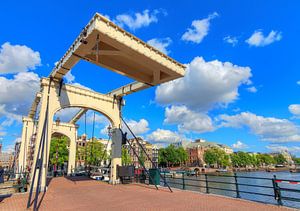 Magere brug Amsterdam in de zomer von Dennis van de Water