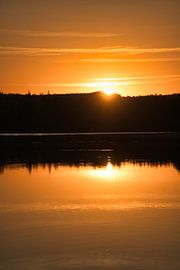 Coucher de soleil sur un lac en Suède sur Martin Köbsch