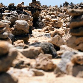 Stone men on Aruba by Loes