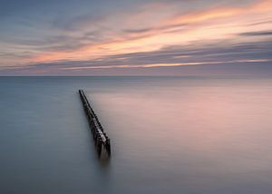 Wellenbrecher im IJsselmeer bei Sonnenuntergang