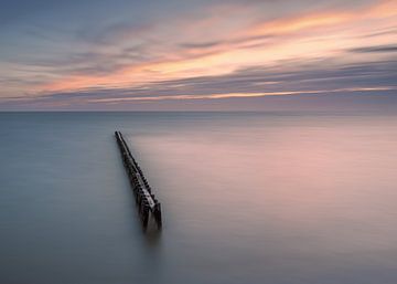 Golfbrekers in het IJsselmeer bij zonsondergang van Marga Vroom