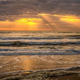 The Jacob's ladder, during sunset over the North Sea by Leon Okkenburg
