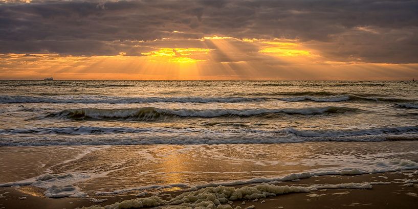 The Jacob's ladder, during sunset over the North Sea by Leon Okkenburg