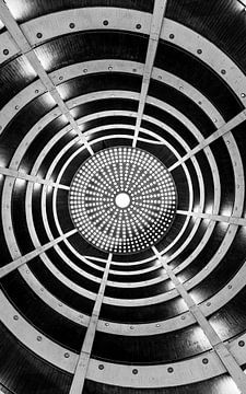 Hamburgse architectuur in abstracte vorm: geometrische spiraal in de parkeergarage Rödingsmarkt in zwart-wit van Nils Steiner