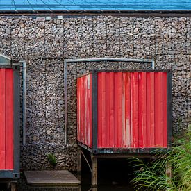Rode container tegen stenen muur abstract modern beeld van Marianne van der Zee