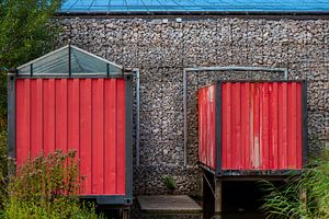 Conteneur rouge contre un mur de pierre image abstraite moderne sur Marianne van der Zee