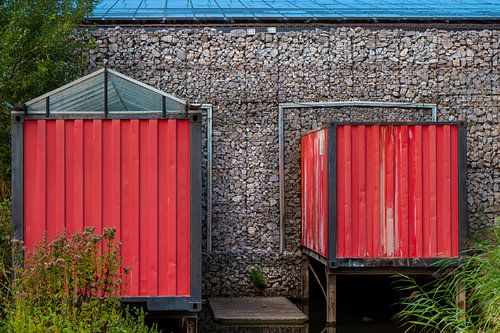 Rode container tegen stenen muur abstract modern beeld
