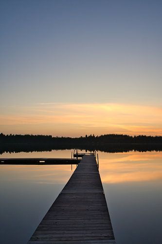 Loopbrug, naar de zonsopgang, reikend in een Zweeds meer