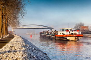 Binnenvaartschip passeert openstaande brug bij Dorkwerd