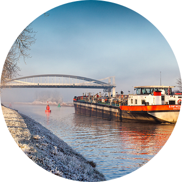 Binnenvaartschip passeert openstaande brug bij Dorkwerd van Evert Jan Luchies