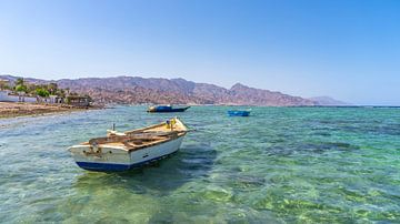 Water en bergen in Dahab (Egypte) van Jessica Lokker