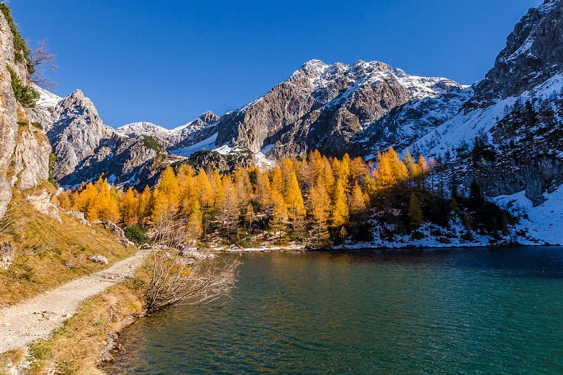 Berglandschaft "Herbst am Tappenkarsee" von Coen Weesjes