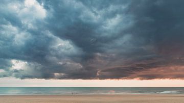 Strand Noordwijk bei Sonnenuntergang mit großen Wolken von Yanuschka | Noordwijk Fotografie