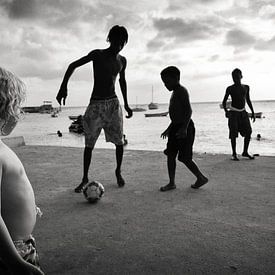 Fußball am Strand von Hans Van Leeuwen