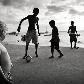 Soccer at the beach van Hans Van Leeuwen