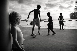 Football à la plage sur Hans Van Leeuwen