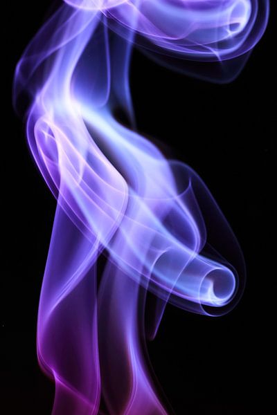 Beautiful Smoke on a black backdrop. van Robert Wiggers