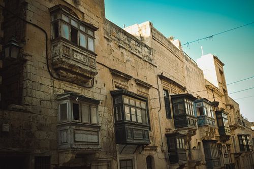 Les baies vitrées suspendues typiques de Malte