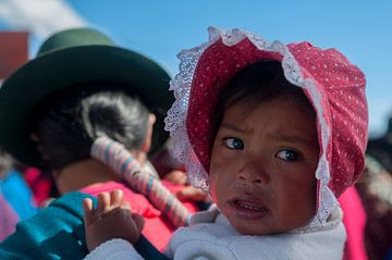 Ecuador: Kind in rugzak (Guamote) van Maarten Verhees