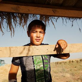 Jongen uit Tadzjikistan van Ruud van de Wiel