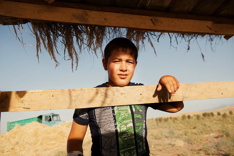 Jongen uit Tadzjikistan van Ruud van de Wiel
