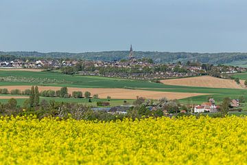 Uitzicht op kerkdorp Vijlen in Zuid-Limburg van John Kreukniet