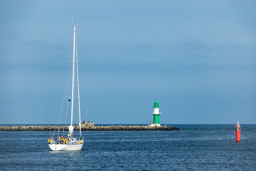 Segelschiff auf der Ostsee in Warnemünde van Rico Ködder