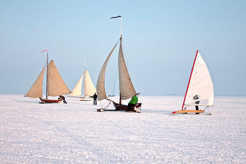 IJszeilen op de Gouwzee op een mooie winterdag in Nederland van Eye on You