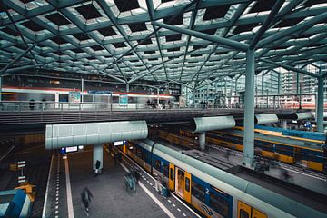 Menschenmassen im Hauptbahnhof von Den Haag von Arthur Scheltes