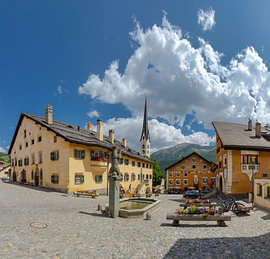 Centrale plein Plaz, gebouw Schellen Ursli, hotel Crusch SAlva en de kerktoren, Zuoz, Engadin Graubünden, Zwitserland van Rene van der Meer