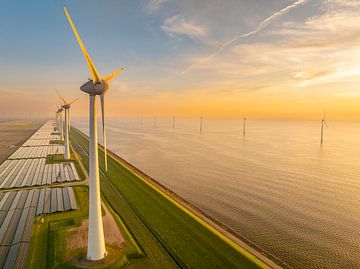 Windturbines en zonnepanelen aan de oever van een meer van Sjoerd van der Wal Fotografie