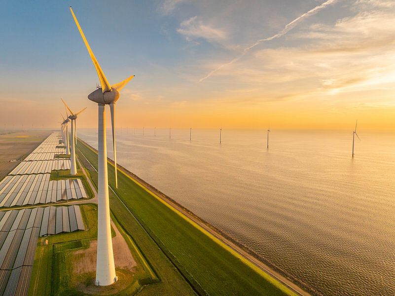 Windturbines en zonnepanelen aan de oever van een meer van Sjoerd van der Wal Fotografie