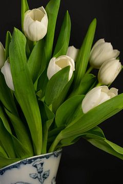 close up bosje tulpen in blauw witte vaas van Aan Kant
