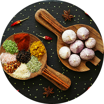 Vrolijk stilleven met specerijen en zwarte achtergond