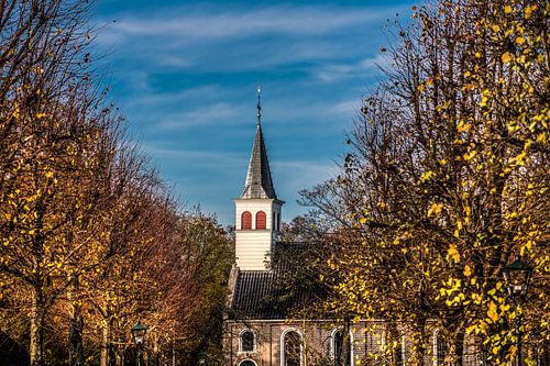 Der erkennbare weiße hölzerne Kirchturm von Oudemirdum im Herbst.