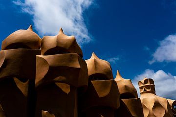 Detail van door Gaudi ontworpen gebouw in Barcelona van Niek
