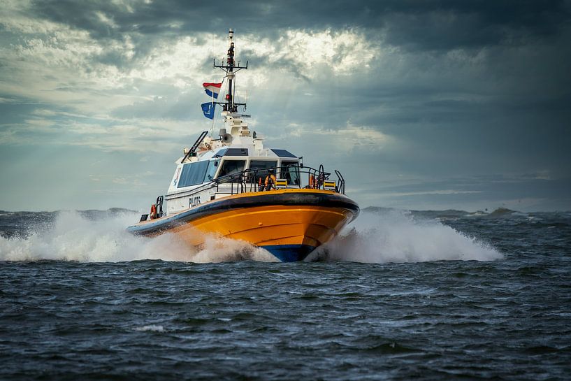 Pilot boot met stormachtig weer van Dennis Schaefer