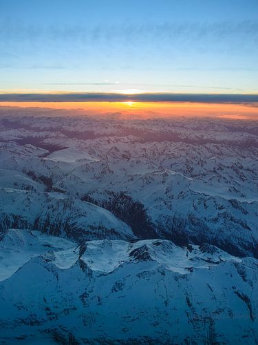 Lever de soleil sur les sommets enneigés