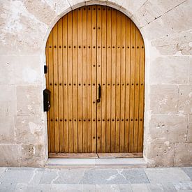 Door Alcudia,Mallorca by Hannah Hoek