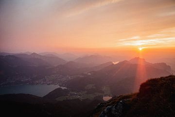 Zonsondergang vanaf de Schaffberg in St. Wolfgang, Oostenrijk van Holly Klein Oonk