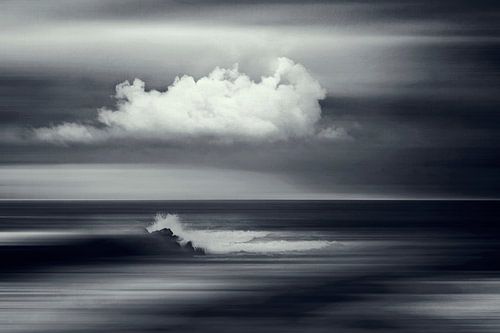 Wolk boven brekende golf - Abstractie