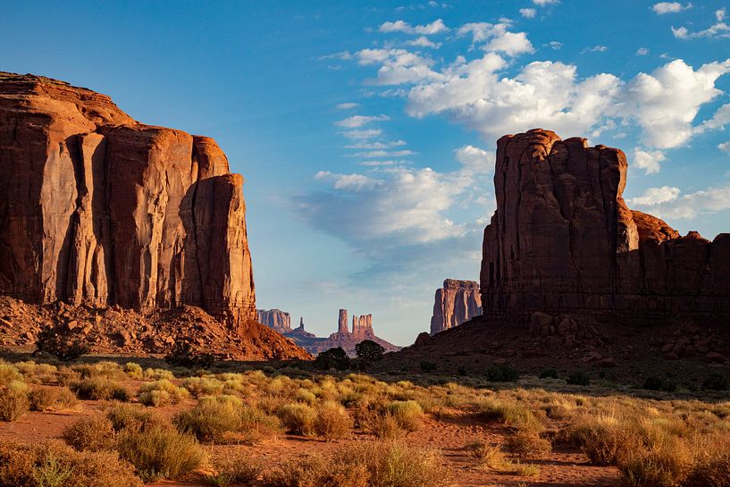Monument Valley, Navajo Tribal Park. Arizona, USA. by Gert Hilbink