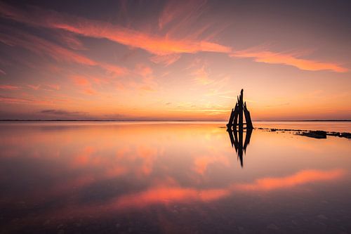 Mooie lucht tijdens zonsopkomst aan het Grevelingenmeer
